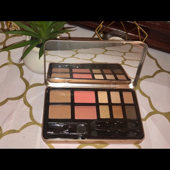 Eyeshadow palette - Picture 1 of 3